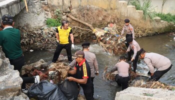 Kapolres Depok Turun bersih bersih di Lingkungan Masjid, Wujudkan Program Kapolri Green Policing di Pancoranmas