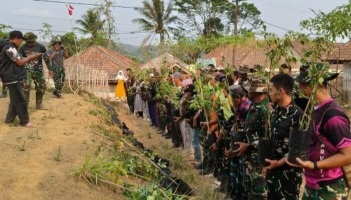Perkuat Ketahanan Pangan, Satgas TMMD ke-130 Kodim 0622 Sukabumi Tanam Sayuran dan Bagikan Bibit