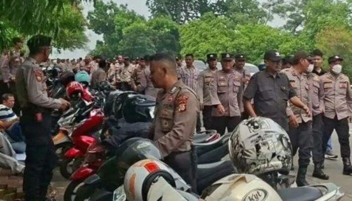 Ratusan Personil Dikerahkan, Flyover UI Disekat Polres Depok
