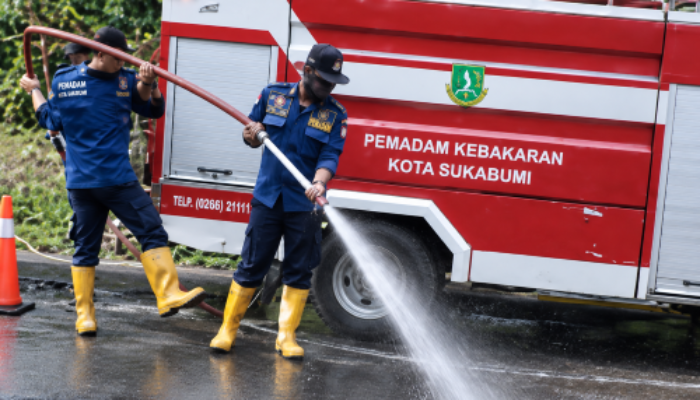 Damkar Kota Sukabumi Bersihkan Timbunan Tanah di Jalan Berlubang Yang Picu Kecelakaan