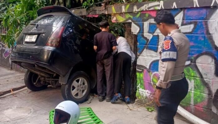 Mobil Minibus Tabrak Tembok Bandung Zoo hingga Jebol, Kerugian Ditaksir Rp. 6 Juta