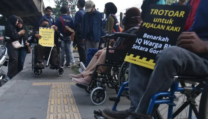 Halte BRT Ibrahim Adjie Bandung Disorot, Trotoar Hanya 55 Sentimeter dan Dekat Rel Kereta